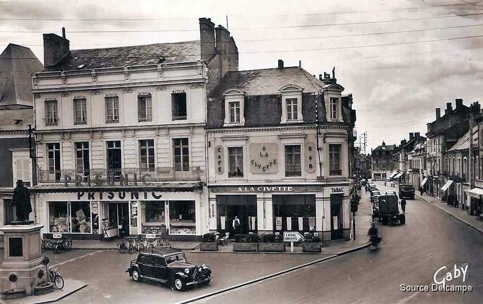 72 La Fleche Place Henri IV.jpg